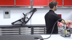 Réalisation d'un tube en carbone/epoxyde avec une vessie